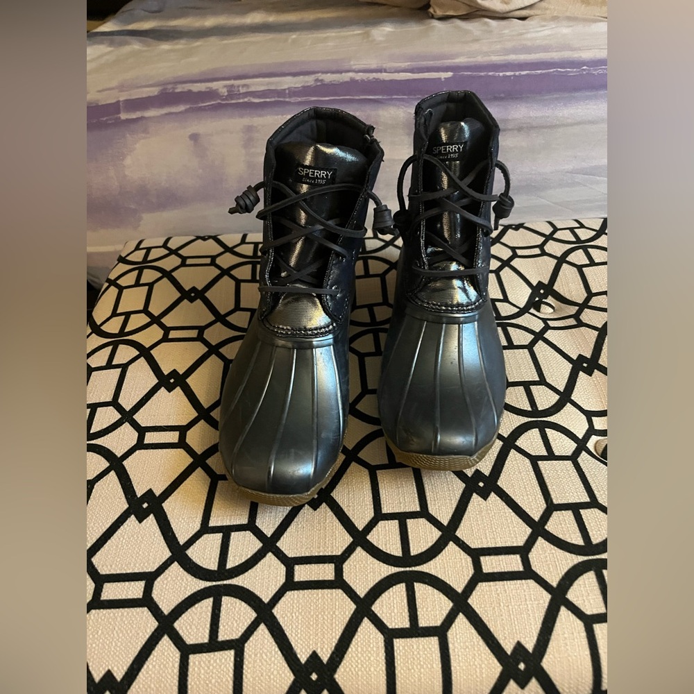 Adorable size 6 girls Sperry duck boots; shiny blue; worn once; smoke free home